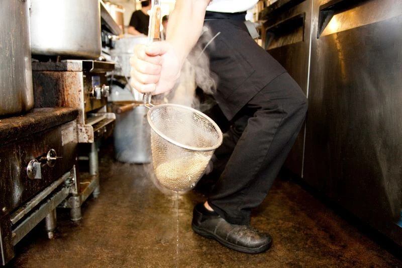 「料理を選ぶだけでも楽しい」と言ってもらえるお店を目指し、100パターンを超えるメニューを提供しています。グループでのシェアができるお料理もございますので、複数人数でのご来店にもぴったりな中華料理屋として好評です。ビールやハイボールなど、お酒を楽しみながら食事を堪能したいとお考えの方に、各種おつまみも提供しています。