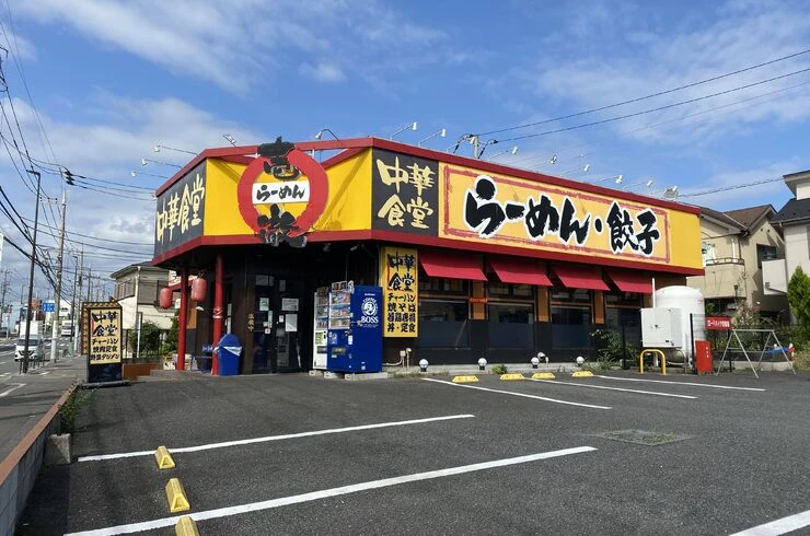 さっぱりとした塩味のらーめんやこだわりの味噌らーめんなど、多くの味をお楽しみいただけます。中華料理もチンジャオロースや回鍋肉、レバニラ炒めをはじめとして、15種類以上を展開しており、お酒に合うおつまみも多数ご用意しています。接客態度にも定評があるスタッフが明るい雰囲気を演出しており、お一人様でも気軽に足を運べます。